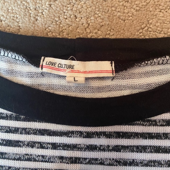 Black and white striped shirt - Picture 2 of 3